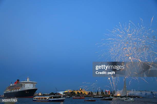 queen mary - passenger liner in hamburg germany - pejft stock pictures, royalty-free photos & images