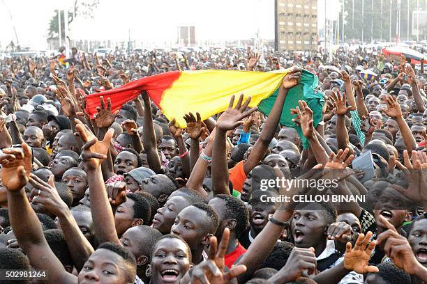 Crowds gather and cheer during the "Bye bye, Au revoir Ebola" concert on December 30, 2015 in Conakry. International artists Youssou Ndour, Tiken Jah...