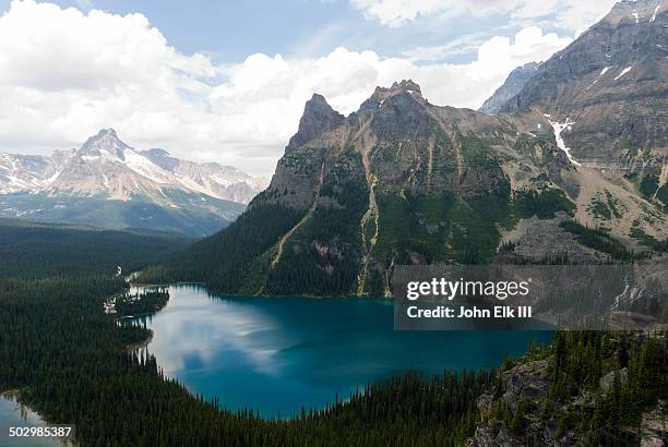 lake o'hara with wiwaxy peaks - montañas rocosas canadienses fotografías e imágenes de stock