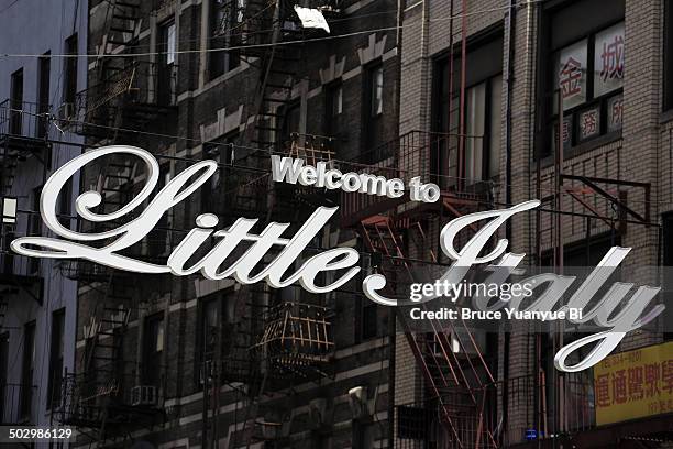 welcome to little italy sign - little italy new york stock-fotos und bilder