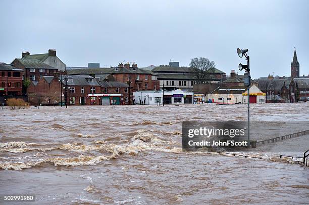 winter flooding in the scottish town of dumfries. - dumfries and galloway 個照片及圖片檔