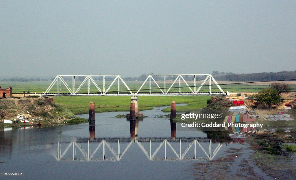 ÍNDIA: Ponte ferroviária sobre o Rio Mahesara
