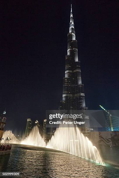 the burj khalifa and water fountain light show - burj khalifa stock-fotos und bilder