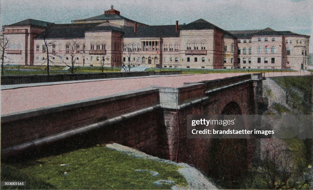 Pittsburgh (Pennsylvania). New Carnegie Library. About 1910. Photograph. Coloured Picture Postcard.