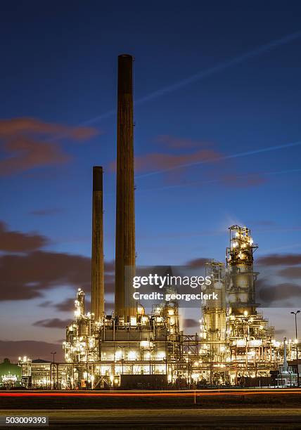 refinery at night - petro chemische fabriek stockfoto's en -beelden