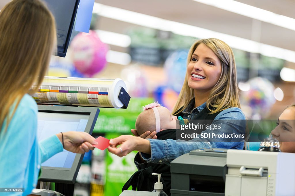Clientes com cartão fidelidade ou cartão de crédito no supermercado