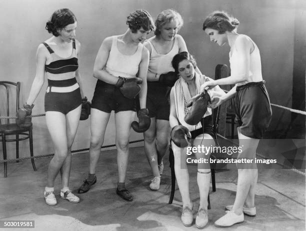 The boxer Annie Newton with other female boxers. London. 21th November 1931. Photograph.