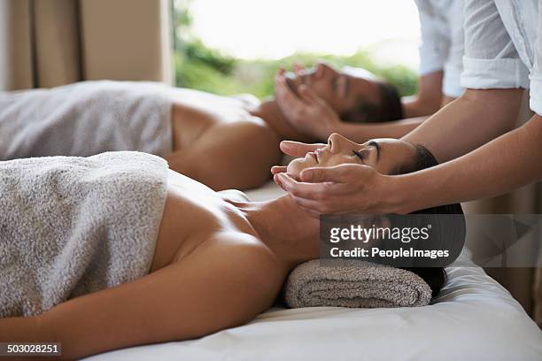 miracolo indurre le mani - massaggiare foto e immagini stock
