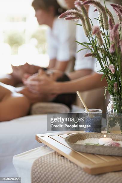 entspannen sie geist und seele - husband and wife massage stock-fotos und bilder