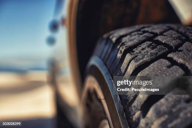 these tyres eat up any terrain - 4x4 desert stockfoto's en -beelden