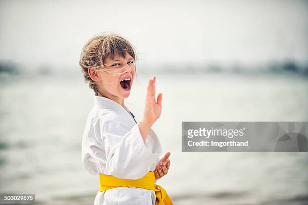 nichts bleibt dem karate mädchen - karateka stock-fotos und bilder