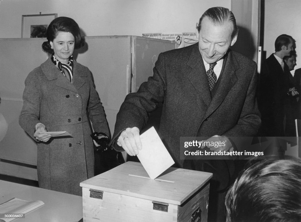 The Election Of The Federal Presidents. The Candidate For The Presidency Kurt Waldheim And His Wife Elisabeth Waldheim Are Casting Their Ballots. Vienna. 25Th April 1971. Photograph.