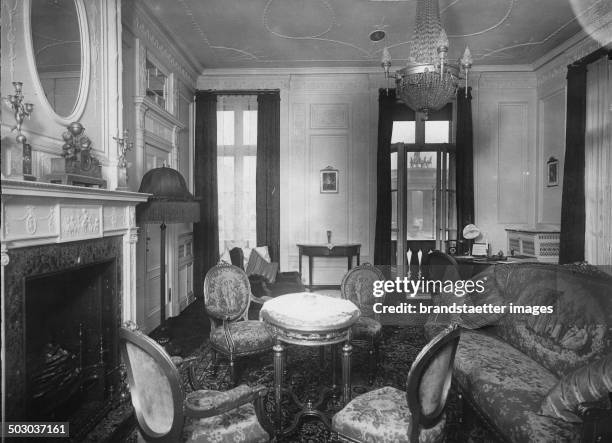 Salon of an apartment at the Hotel Adlon in Berlin. The Brandenburg Gate in the background. 17th September 1931. Photograph.