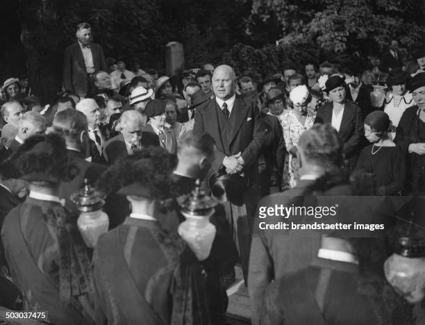 The Burgtheater director Hermann Röbbeling at the eulogy at the funeral of actress Adele Sandrock. Protestant cemetery in Vienna Matzleinsdorf. 8th...