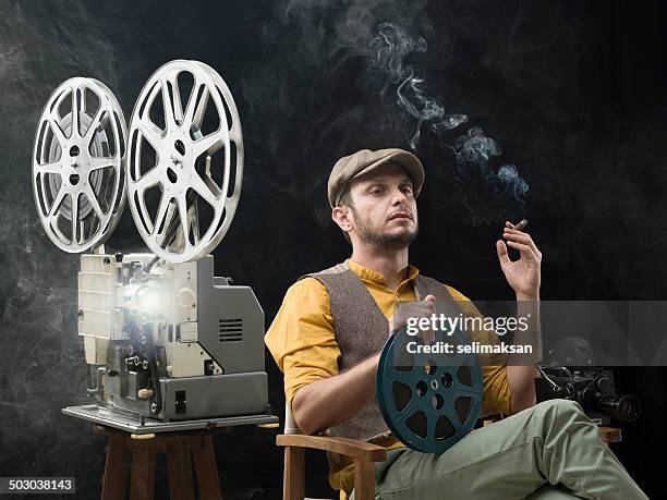 director de cine viendo su película por primera vez - film director fotografías e imágenes de stock