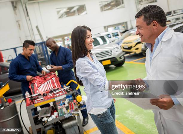 frau mechaniker handshaking mit - happy client by broken car stock-fotos und bilder