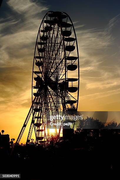 huge ferris wheel at sunset - pejft stock pictures, royalty-free photos & images