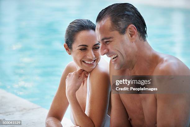 risas y de placer - al lado de la piscina fotografías e imágenes de stock