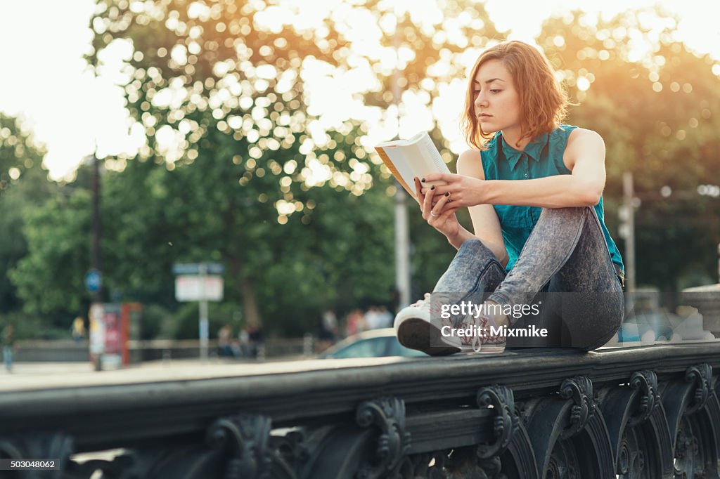 Teenager Mädchen liest ein Buch