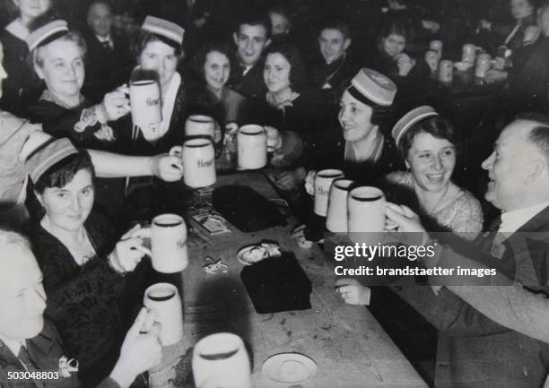 Round table with a Bock Beer Festival in Berlin. January 1934. Photograph.