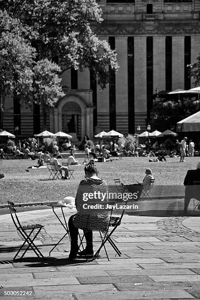 vida urbana, a cidade de nova iorque, as pessoas a descontrair, o bryant park, manhattan - lente telefotográfica imagens e fotografias de stock