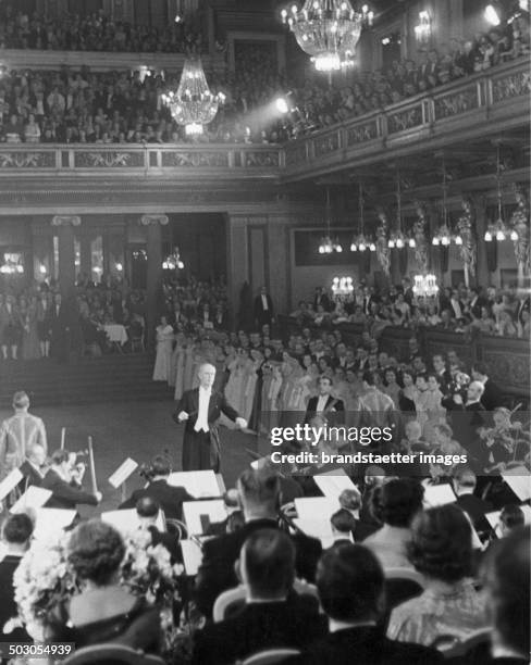 Philharmonic Ball in Vienna. Wilhelm Furtwängler conducts the opening ceremony. Vienna's Musikverein. Photograph by Franz Hubmann. 1950.