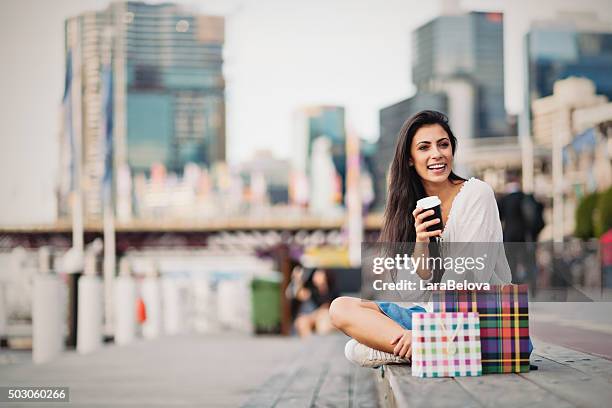 jeune femme prenant une pause-café, sydney - darling harbor photos et images de collection