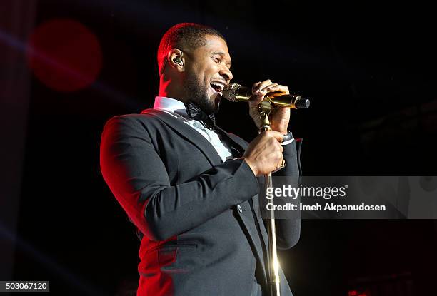 Singer-songwriter Usher performs on stage at the Samsung Pay New Year's Eve Party at The Fonda Theatre on December 31, 2015 in Los Angeles,...