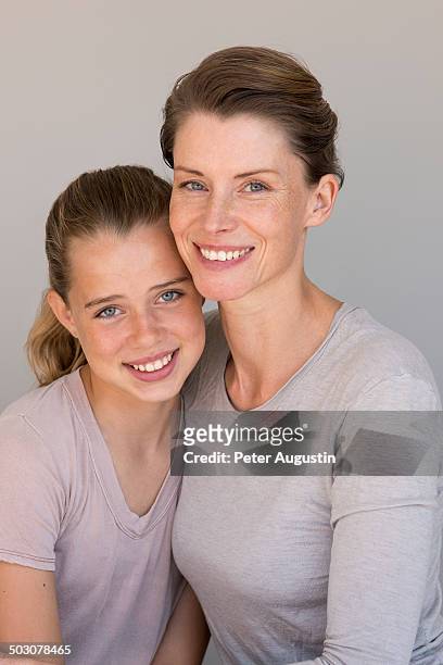beauty picture of mother and daughter in studio - 40s woman t shirt studio imagens e fotografias de stock