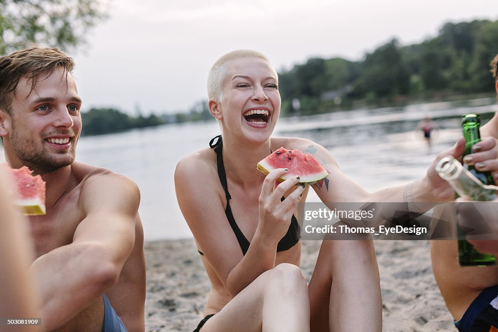 Femme profitant d'un pique-nique avec des amis