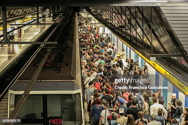 crowded barcelona metro station - crowded train platform stock pictures, royalty-free photos & images