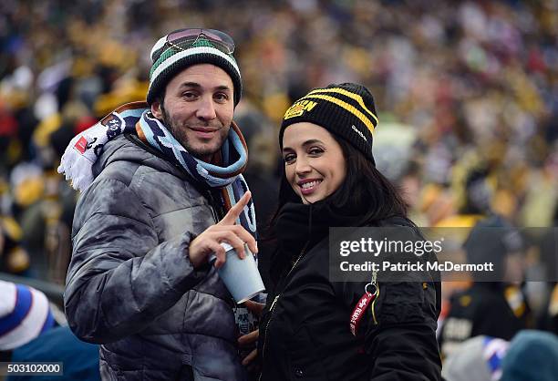 Eliza Dushku attends the 2016 Bridgestone NHL Classic between the Montreal Canadiens and the Boston Bruins at Gillette Stadium on January 1, 2016 in...