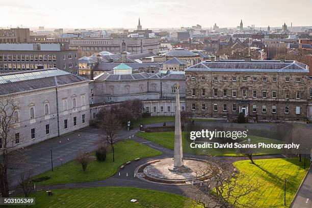 view over the government buildings in dublin - merrionplein stockfoto's en -beelden