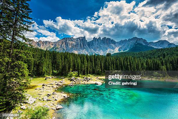 lago di carezza- karersee, trentino-alto adige, italia - lago de carezza fotografías e imágenes de stock