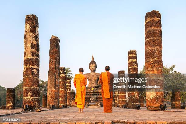 buddhist monks at wat mahathat temple, sukhothai - sukhothai stockfoto's en -beelden