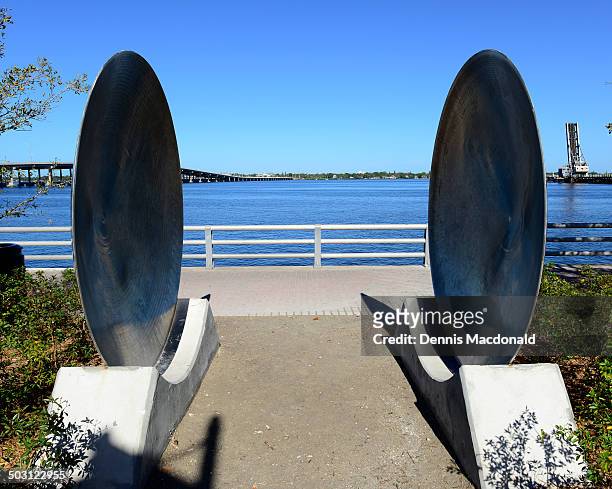 parabolic dishes on the riverwalk, bradenton - 布蘭德頓 個照片及圖片檔