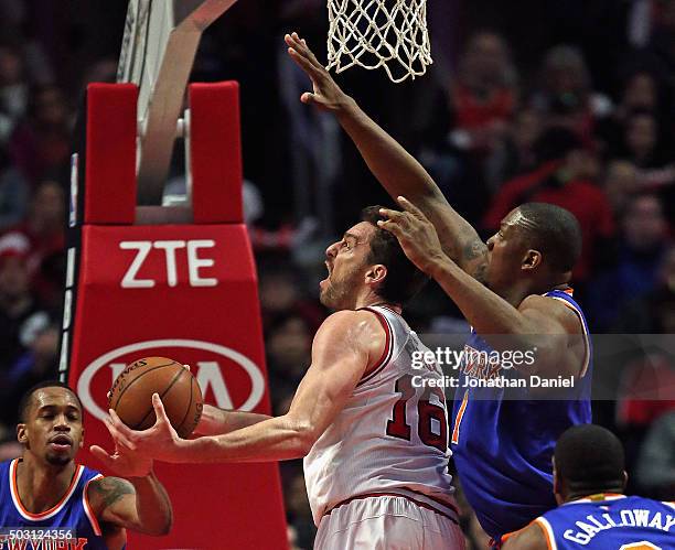 Pau Gasol of the Chicago Bulls tries to get off a shot between Lance Thomas and Kevin Seraphin of the New York Knicks at the United Center on January...