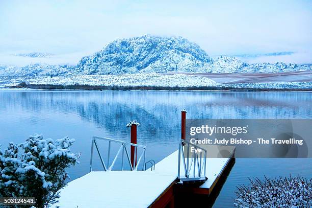 wintry dock on osoyoos lake, vineyards nearby - judy winter stock-fotos und bilder