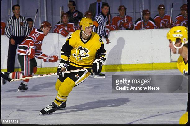 Pitts. Penguins Mario Lemieux in action alone vs New Jersey Devils.