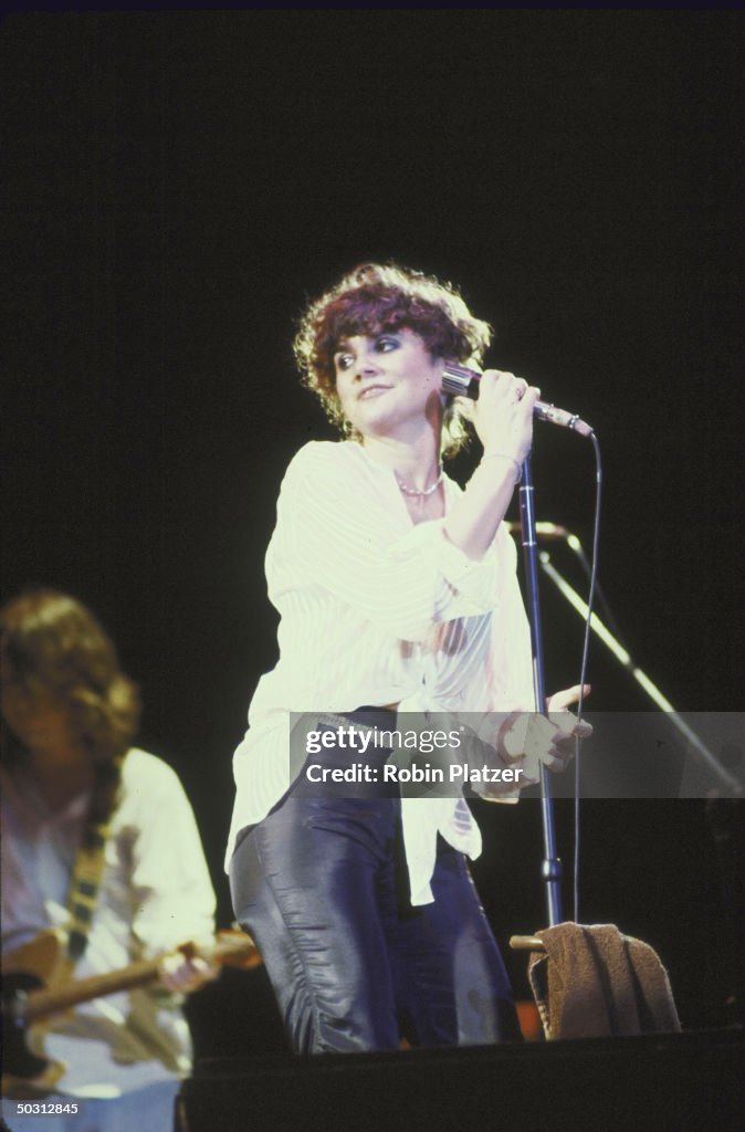 Linda R American singer Linda Ronstadt performs on stage, 1970s. News Photo ...