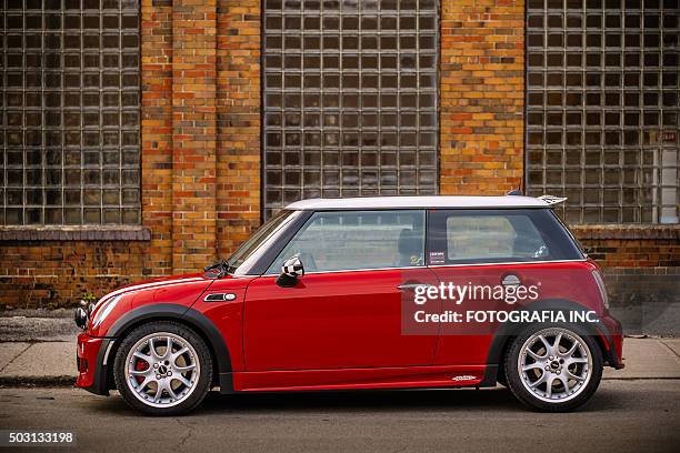 jcw rojo - mini cooper fotografías e imágenes de stock