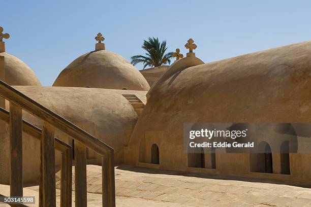 wadi el natrun monasteries - coptic christians stock-fotos und bilder