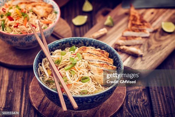 asiatische stir-fry-hühnchen-nudeln - asiatische küche stock-fotos und bilder