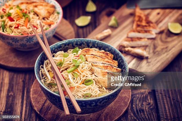 asian chicken noodles stir fry - ramen noodles stock pictures, royalty-free photos & images