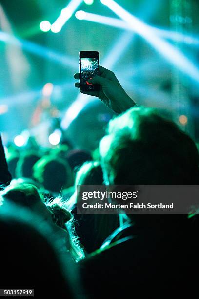 social media concert - concert crowd stock pictures, royalty-free photos & images