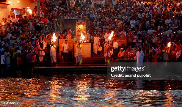 evening aarti at har ki pauri, haridwar - indian wedding ceremony photos et images de collection