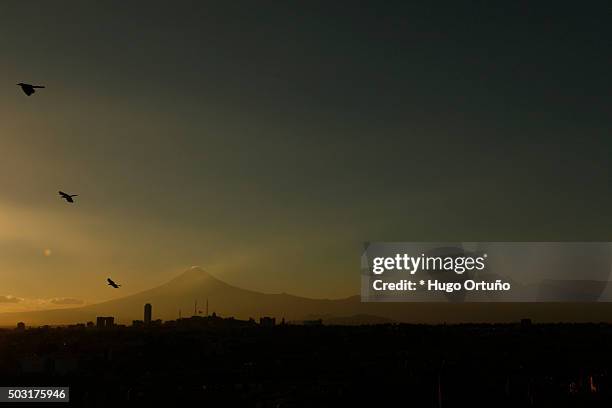 early winter sunset on the skyline of puebla city - mexico - vida en la ciudad photos et images de collection