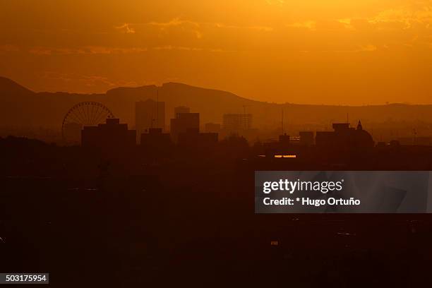 early winter sunset on the skyline of puebla city - mexico - vida en la ciudad photos et images de collection