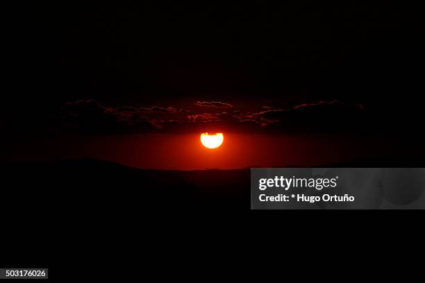 early winter sunset on the skyline of puebla city - mexico - vida en la ciudad photos et images de collection