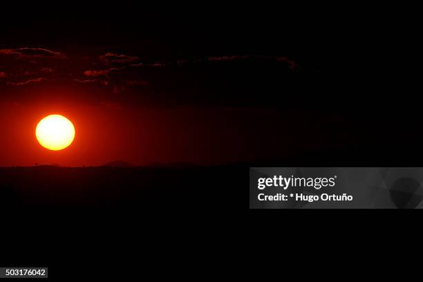 early winter sunset on the skyline of puebla city - mexico - vida en la ciudad photos et images de collection